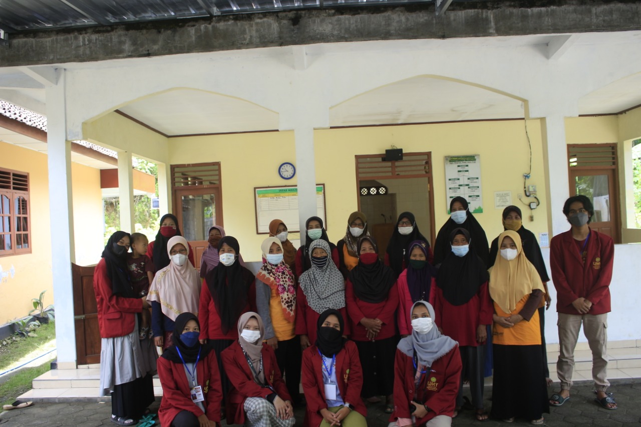 Pengenalan Strategi Pemasaran Digital Bagi UMKM Padukuhan Anjir